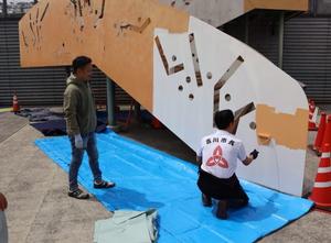 過日アクアパークの塗装作業に参加する市長