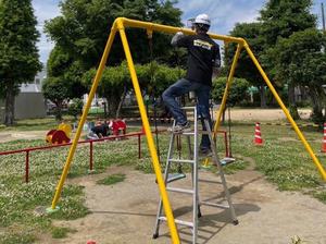 ブランコを塗装いただく様子