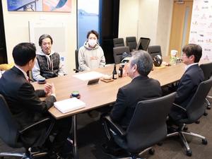 感謝状贈呈後に談笑する様子