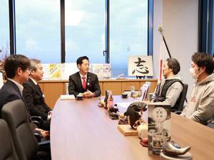 感謝状贈呈後に談笑する様子