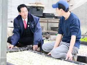 阿佐美さんから説明を聞く市長