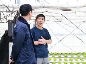 市長に話をする阿佐美さん