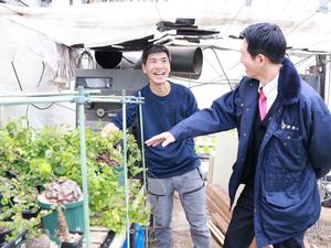 笑顔で話す市長と阿佐美さん