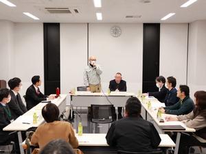 会議冒頭挨拶をする星座会長