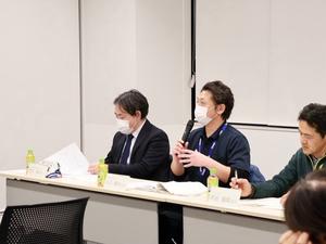 意見を述べる委員