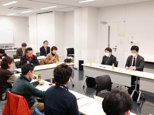 意見を述べる委員