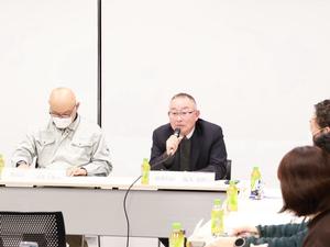 意見を述べる委員