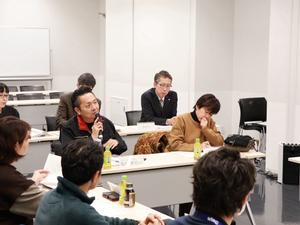 意見を述べる委員