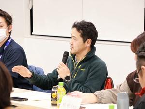 意見を述べる委員