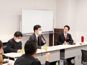 意見を述べる委員