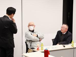 会議終了後に星座会長と塩入副会長と話をする市長