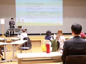 講演を聞く市長