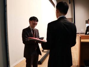 杉山教授と話をする市長