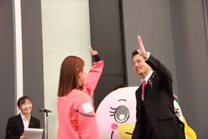 ハイタッチで出迎える市長と答える小野光希選手