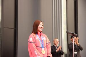 笑顔で感謝と次への決意、 子供達へのメッセージを話す小野光希選手