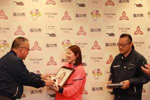 コーワプラス塩入社長から特製リバーシを受け取る小野光希選手