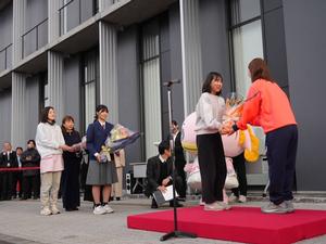 子供達から花束贈呈を受ける小野光希選手