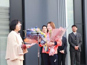 恩師からのメッセージを受ける小野光希選手