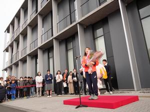 笑顔で感謝と次への決意、 子供達へのメッセージを話す小野光希選手