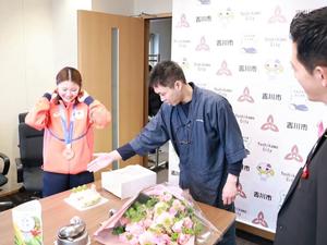 まるしんさんから特製和菓子を受け取る小野光希選手