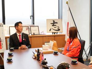 市長と笑顔で話をする小野光希選手