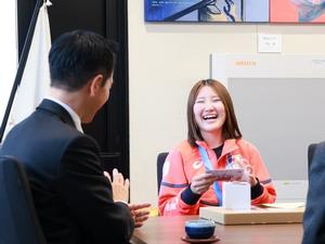 市長と笑顔で話をする小野光希選手