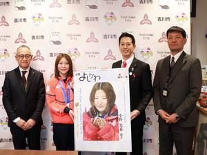 市三役と小野光希選手との記念撮影