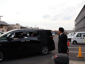 帰る小野光希選手を見送る市長