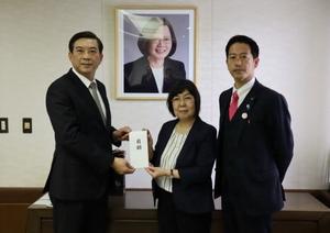 経済代表処への訪問時の写真