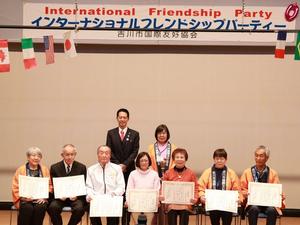 受賞者と記念撮影する市長と立澤会長