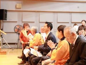 ダンスを観る市長