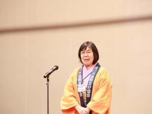 壇上で挨拶をする立澤会長