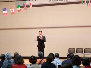 壇上で挨拶をする市長