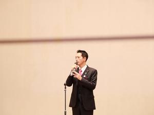 壇上で挨拶をする市長