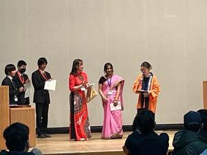 壇上でのパフォーマンス