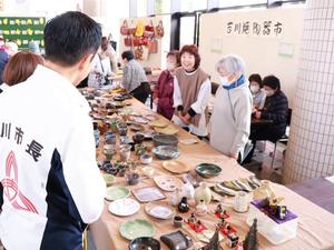 陶芸市会場に訪れる市長