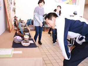 陶芸をじっくり鑑賞する市長