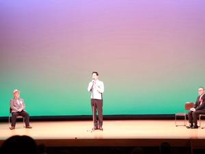 フェスティバル開会式典で挨拶をする市長