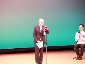 フェスティバル開会式典で挨拶をする教育長