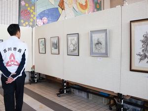 絵画を鑑賞する市長