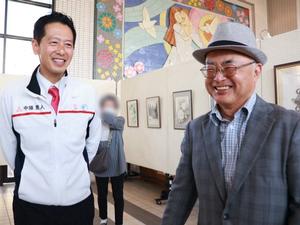 出展者と話をする市長