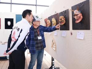 能面の説明を聞く市長