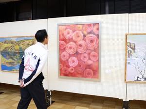 絵画を鑑賞する市長
