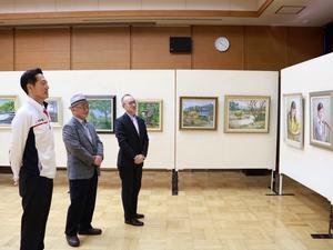 絵画を鑑賞する市長と教育長