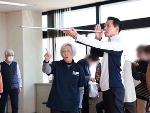 吹き矢をする市長