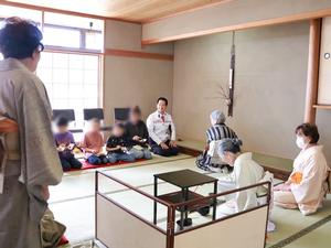 お茶会に出席する市長