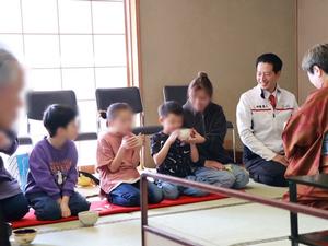お茶会に出席する子供を笑顔で見守る市長