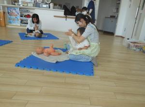 講師の先生がお子さんの足をマッサージをしている様子
