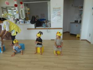 誕生児のお友達が入場し、席に着いたところ（3人）