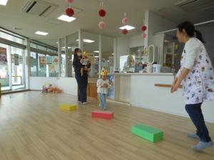 お誕生児のお友達が入場する様子